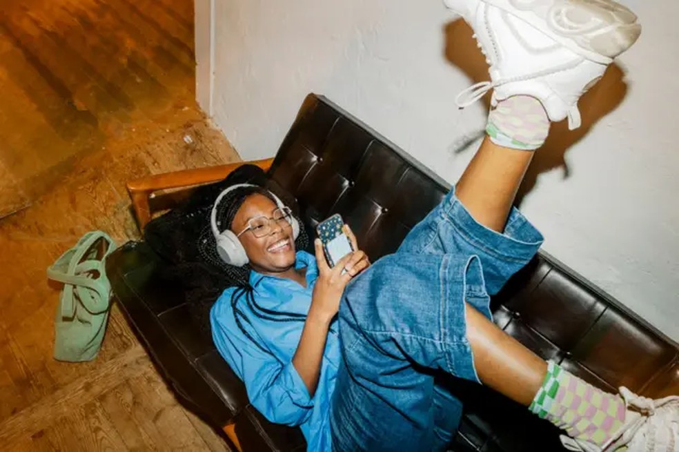 Enquanto navegamos na internet, muitos dos principais websites do mundo mostram pixels que não podemos ver na nossa tela, mas que coletam e enviam nossos dados para grandes empresas de tecnologia — Foto: Getty Images