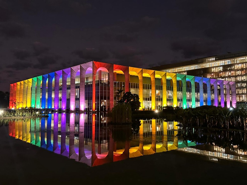 Palácio do Itamaraty recebe iluminação em homenagem ao Orgulho LGBTQIA+ — Foto: Divulgação/Palácio do Itamaraty