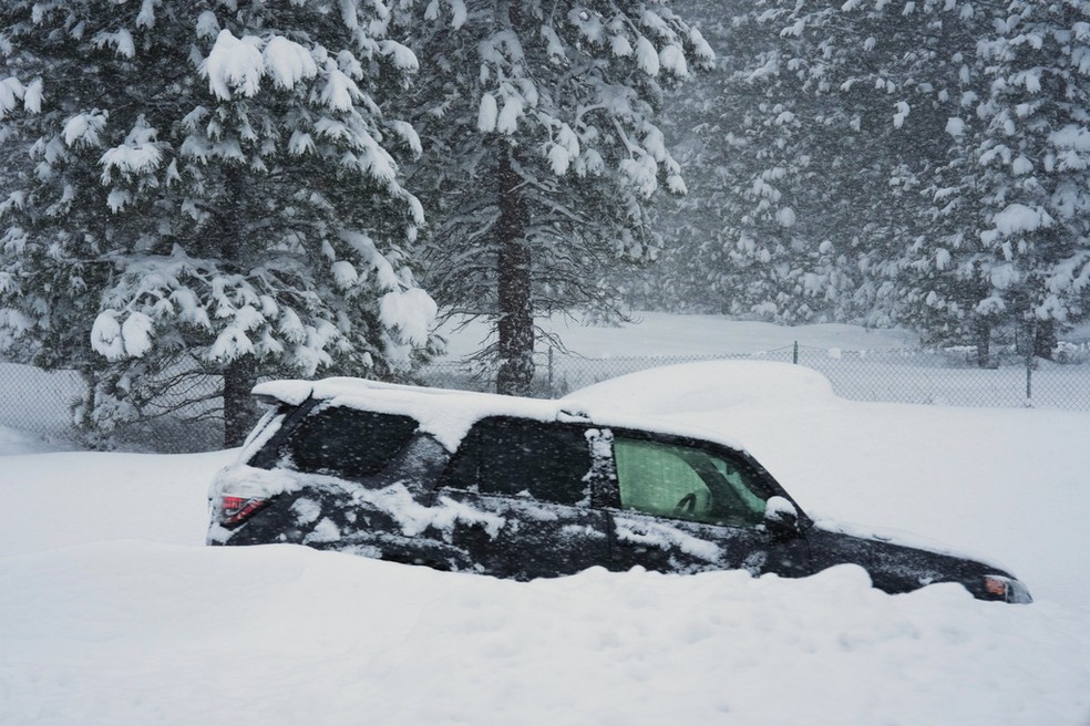 Um veículo fica soterrado na neve durante uma tempestade na terça-feira, 17 de fevereiro de 2026, em Truckee, Califórnia. — Foto: AP/Brooke Hess-Homeier