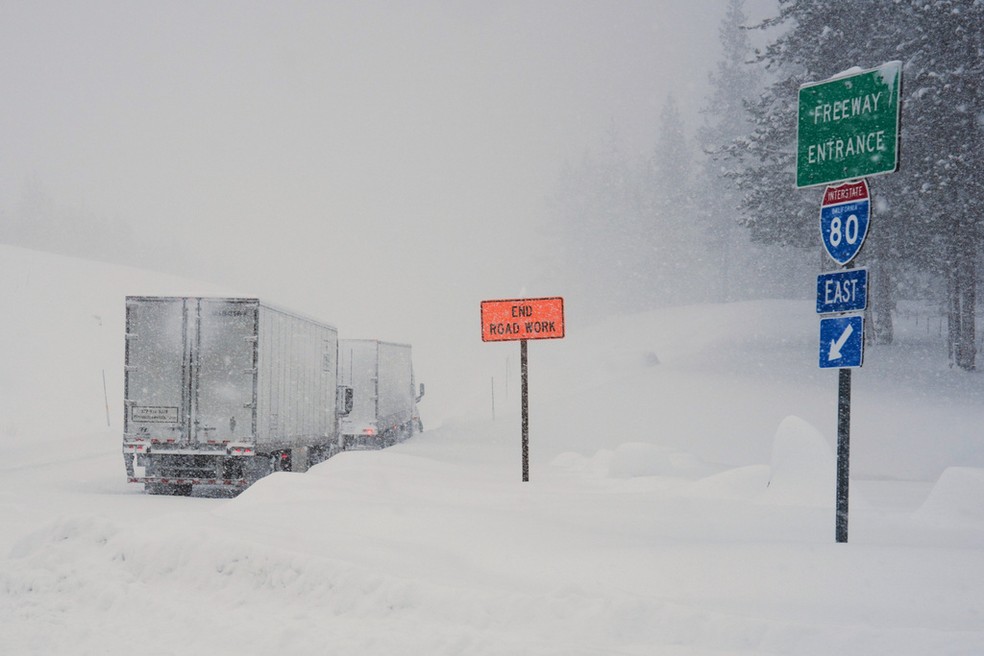 Caminhões enfileirados ao longo da Interestadual 80 durante uma tempestade na terça-feira, 17 de fevereiro de 2026, em Truckee, Califórnia. — Foto: AP/Brooke Hess-Homeier