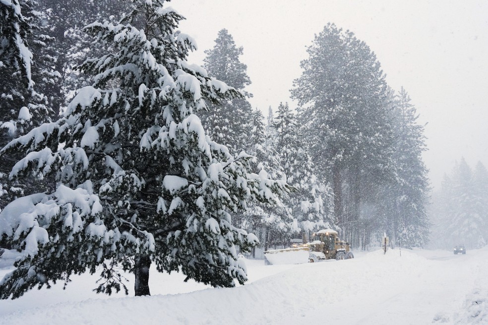Uma estrada é limpa durante uma tempestade de neve na terça-feira, 17 de fevereiro de 2026, em Truckee, Califórnia. — Foto: AP/Brooke Hess-Homeier
