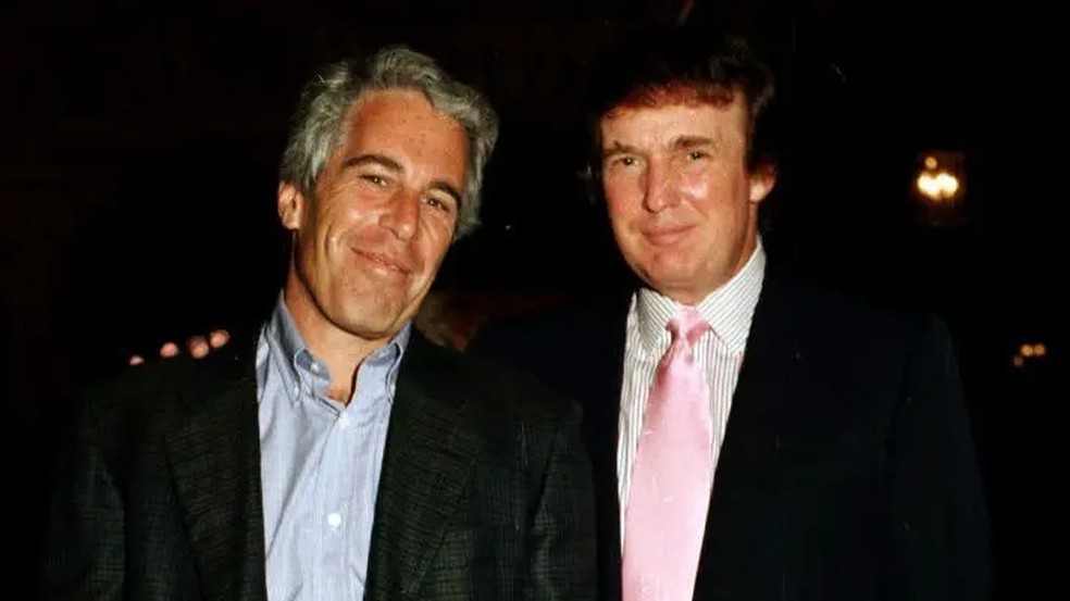 Jeffrey Epstein e Donald Trump mantinham relação próxima em 1997. — Foto: Getty Images via BBC