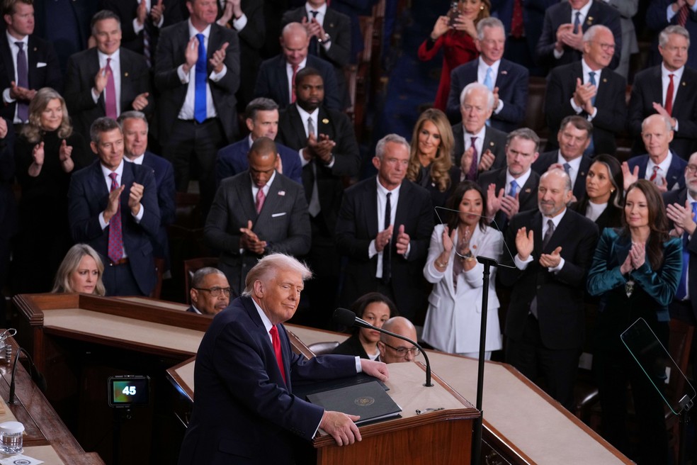 Donald Trump foi plaudido de pé por republicanos e vaiado por democratas — Foto: AP/J. Scott Applewhite