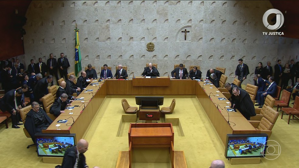 Ministro Edson Fachin (ao centro) preside sessão do Supremo Tribunal Federal — Foto: Jornal Nacional/ Reprodução