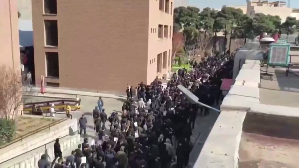 Estudantes iranianos da Universidade de Tecnologia Amirkabir, em Teerã, fazem protesto contra o governo Khamenei em 22 de fevereiro de 2026. — Foto: UGC/AFP