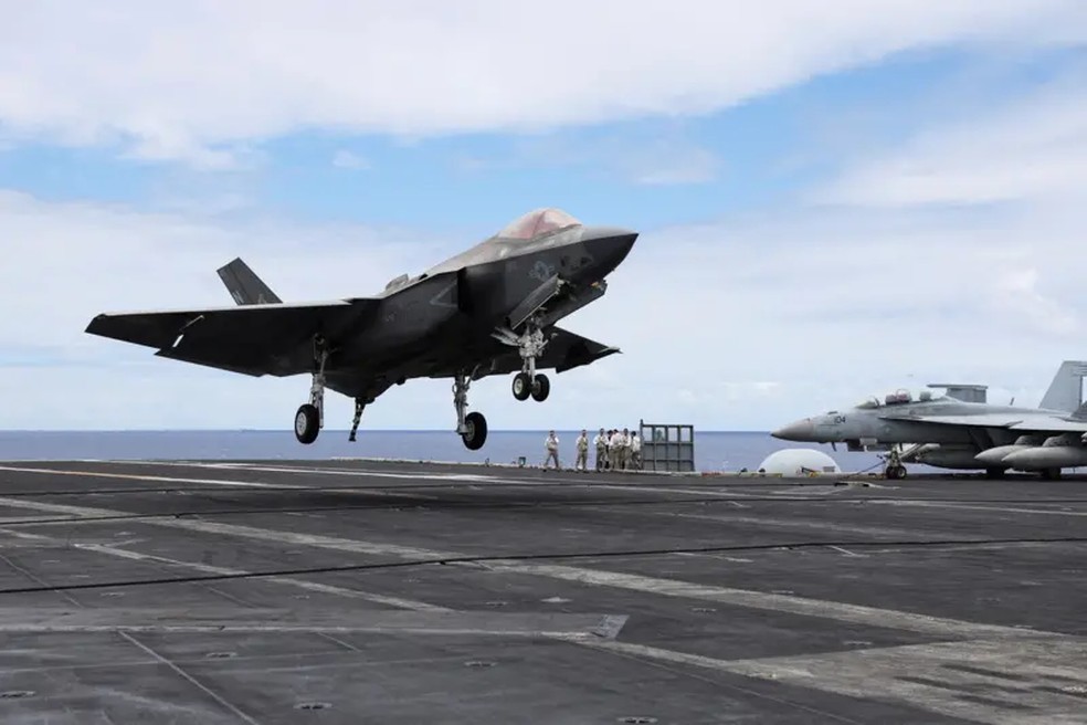 Um jato F-35 pousa na pista do porta-aviões USS Carl Vinson durante exercícios militares — Foto: REUTERS