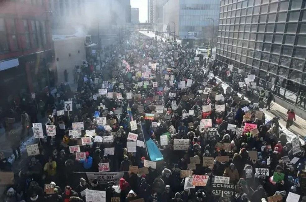 Manifestantes se reuniram no centro de Minneapolis exigindo que o ICE, agência de imigração e fiscalização de fronteiras dos EUA, deixe Minnesota após a morte do enfermeiro de cuidados intensivos Alex Pretti, de 37 anos. — Foto: AFP/Getty Images via BBC