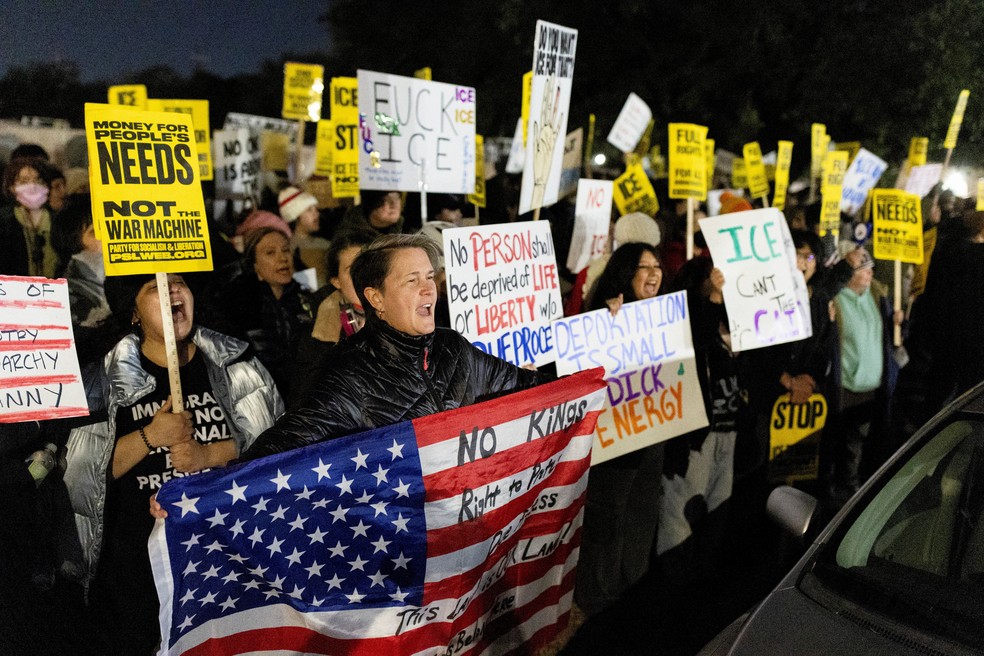 Protestantes gritam em manifestação contra o ICE no Texas, em 30 de janeiro. — Foto: REUTERS/Antranik Tavitian
