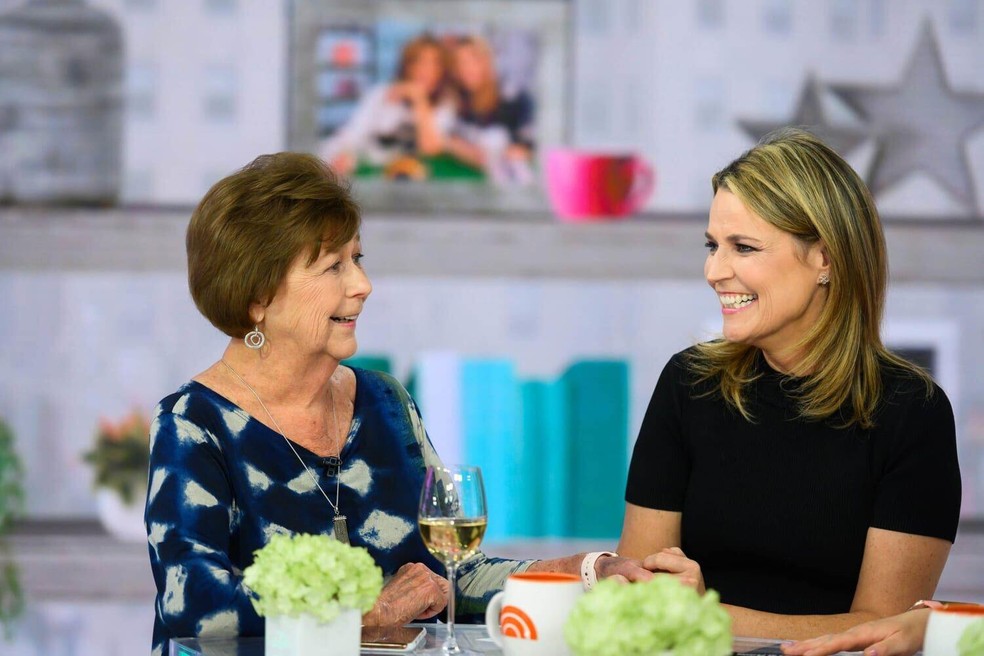 Nesta imagem fornecida pela NBCUniversal, Savannah Guthrie, à direita, e sua mãe, Nancy, conversam na quarta-feira, 17 de abril de 2019, em Nova York — Foto: Nathan Congleton/NBCUniversal via AP