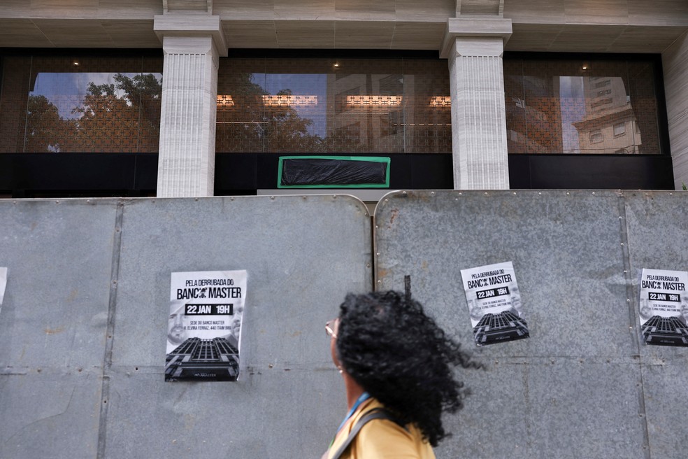 Foto de 23 de janeiro de 2026 mostra que a sede do Banco Master, no Itaim Bibi, na Zona Sul de São Paulo, foi cercada por tapumes e o logo da instituição financeira foi coberto — Foto: Amanda Perobelli/Reuters