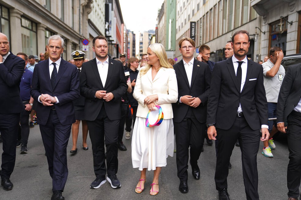 O príncipe Haakon (à direita, com bigode), da Noruega, princesa Mette-Marit (no centro) e primeiro-ministro norueguês, Jonas Gahr Stoere (grisalho, à esquerda). Foto de junho de 2022. — Foto: Reuters