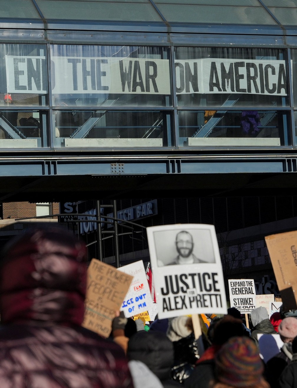 Manifestantes no protesto "ICE Out" (Fora ICE) em Minneapolis, em 30 de janeiro. — Foto: REUTERS/Tim Evans
