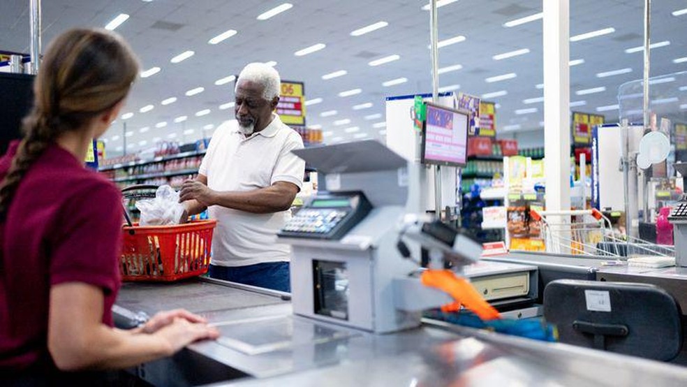 Para abrir em feriados, vários tipos de comércio vinham se apoiando em portaria do governo Bolsonaro, que deve ser anulada — Foto: Getty Images via BBC