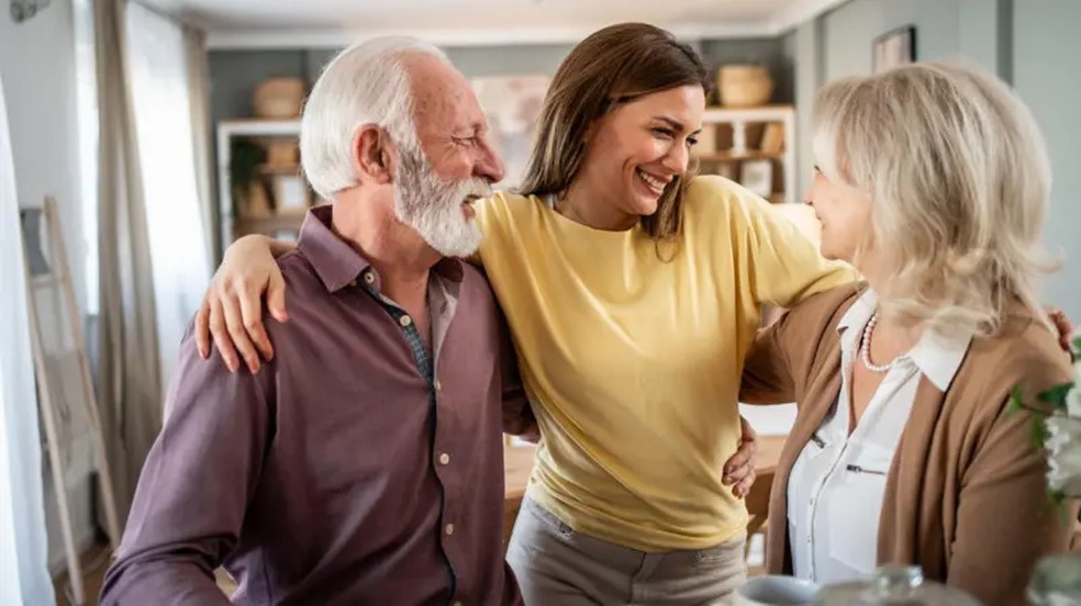 As pessoas que, hoje, têm menos de 45 anos têm mais possibilidade de comprar uma casa com a ajuda dos pais do que com a renda do seu trabalho, segundo a autora do livro 'Herançocracia'. — Foto: Getty Images via BBC