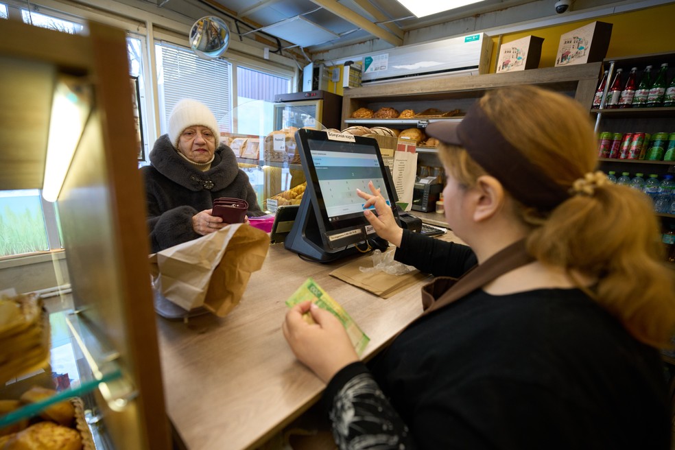 Um cliente compra pão na padaria Mashenka, nos arredores de Moscou, Rússia, na quarta-feira, 18 de fevereiro de 2026. — Foto: AP/Alexander Zemlianichenko