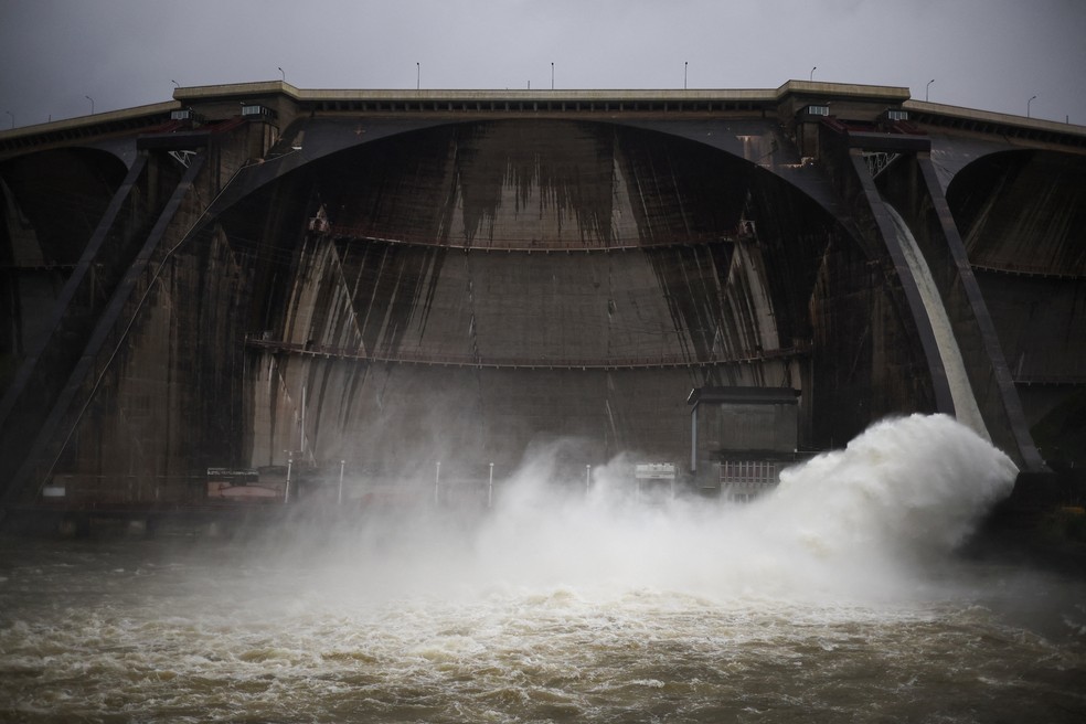 Vista da barragem da Aguieira com comporta aberta durante as cheias que atingiram a região centro de Coimbra, Portugal , 11 de fevereiro de 2026 — Foto: REUTERS/Pedro Nunes