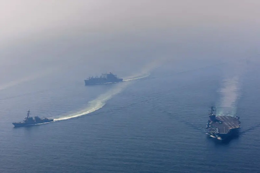 Em fevereiro, as Forças Armadas dos EUA divulgaram uma imagem do grupo de ataque do porta-aviões Lincoln no Mar Arábico. — Foto: Divulgação/Marinha dos EUA via Reuters