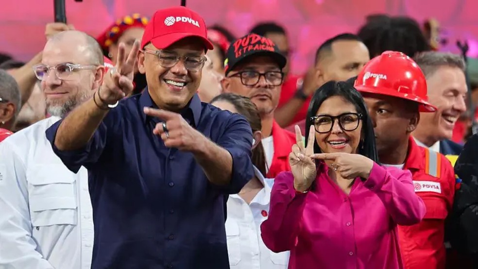 Delcy e Jorge Rodríguez declararam que a reforma da Lei de Hidrocarbonetos trará investimentos estrangeiros ao país, mas setores chavistas os acusam de enterrar o legado de Hugo Chávez — Foto: Getty Images