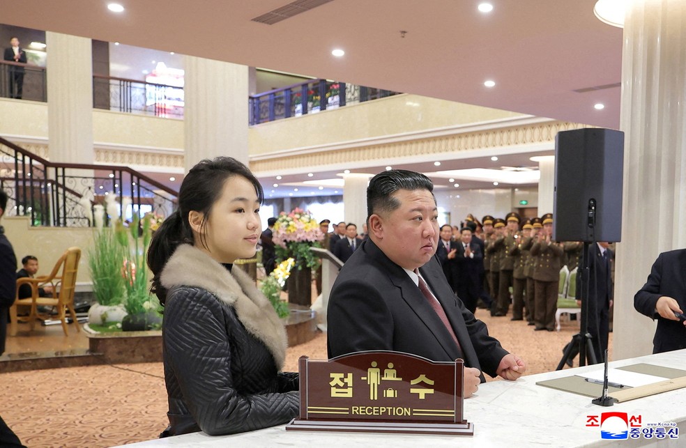 O líder norte-coreano Kim Jong Un e sua filha Kim Ju Ae posam na recepção de um hotel em 20 de dezembro de 2025 — Foto: KCNA via REUTERS