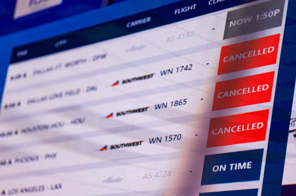 Um painel exibe voos cancelados no Aeroporto Internacional de El Paso em 11 de fevereiro de 2026 — Foto: REUTERS/Jose Luis Gonzalez