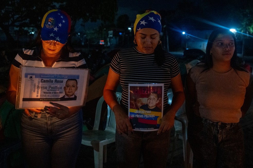 Familiares de presos políticos fazem vigília em frente à prisão de El Rodeo I, em Guatire, na Venezuela, em 22 de fevereiro de 2026. — Foto: Maryorin Mendez/AFP
