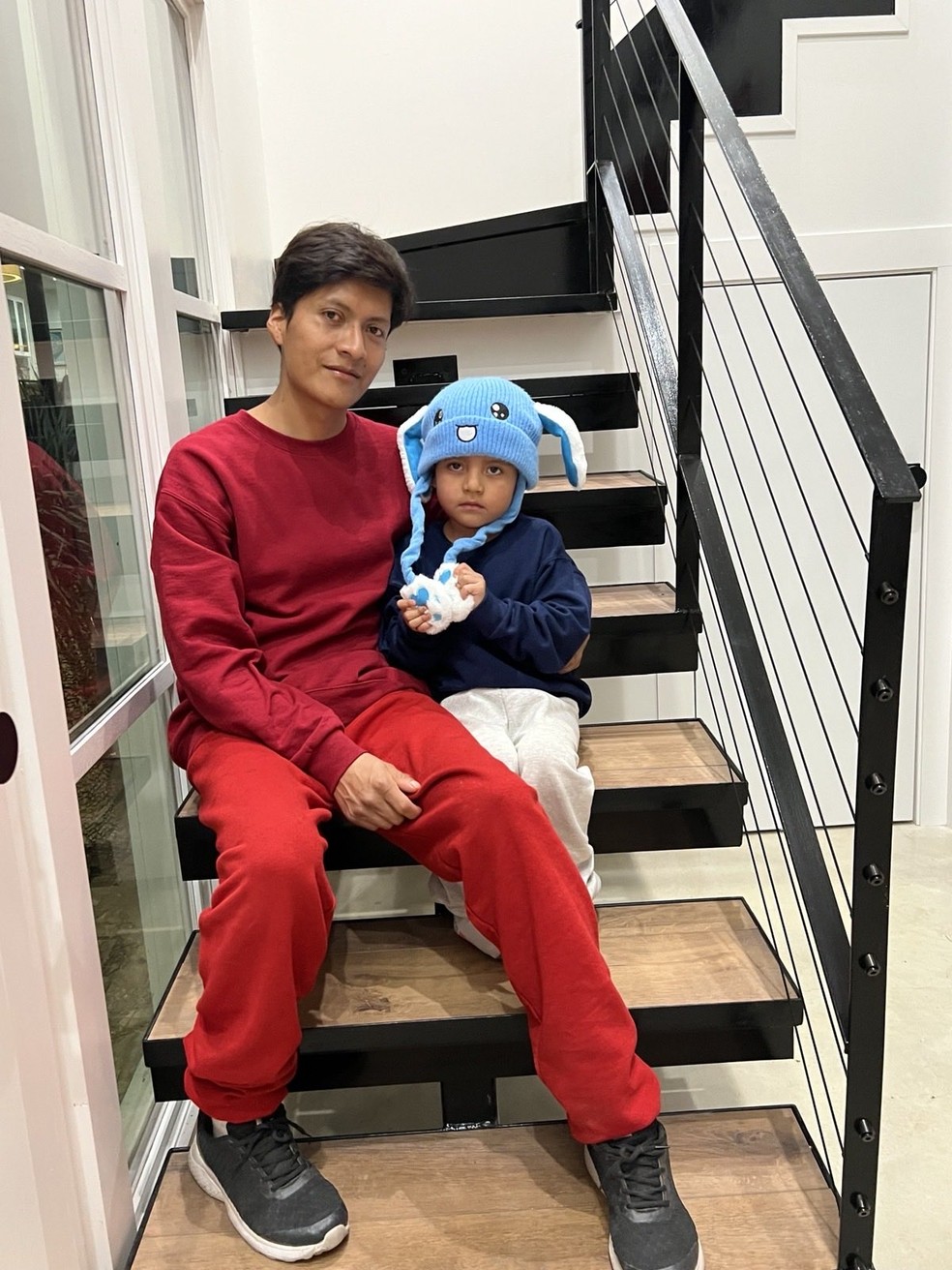 Liam Conejo Ramos, de 5 anos, e seu pai, Adrián Conejo Arias, fotografados em casa em Minneapolis em 1º de fevereiro de 2026. — Foto: Divulgação/Joaquín Castro no X