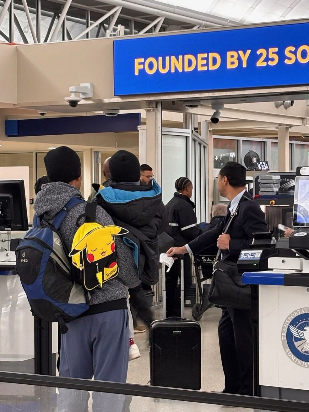 Liam Conejo Ramos, de 5 anos, e seu pai em aeroporto após serem libertados de centro de detenção no Texas em 1º de fevereiro de 2026. — Foto: Divulgação/Joaquín Castro no X