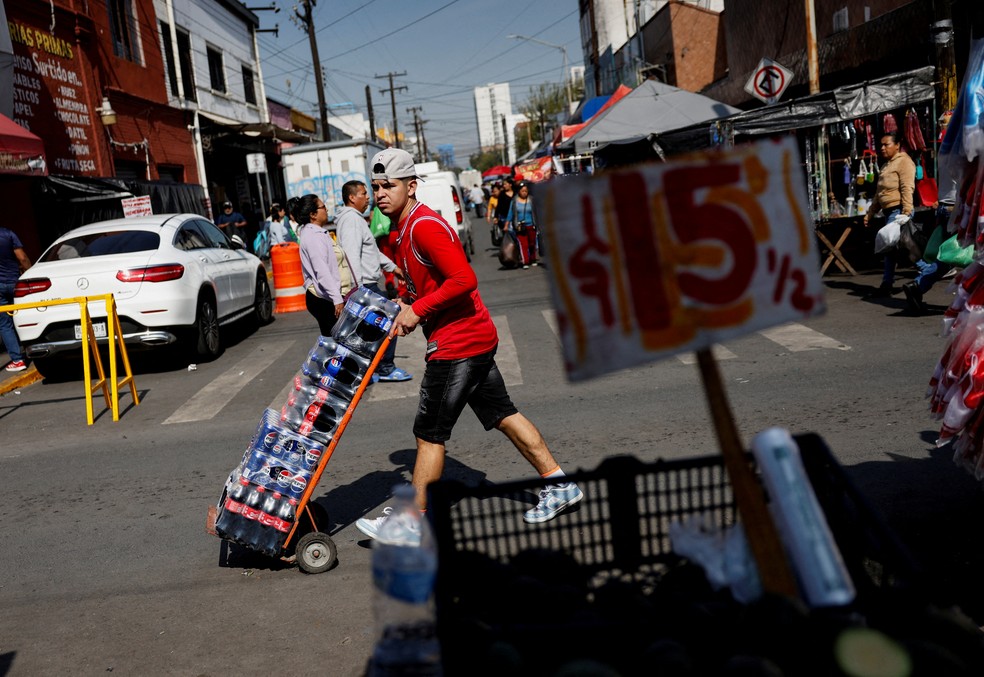 Trabalhador manuseia refrigerantes em mercado de Monterrey, no México, em janeiro de 2026. — Foto: REUTERS/Daniel Becerril/Foto de arquivo