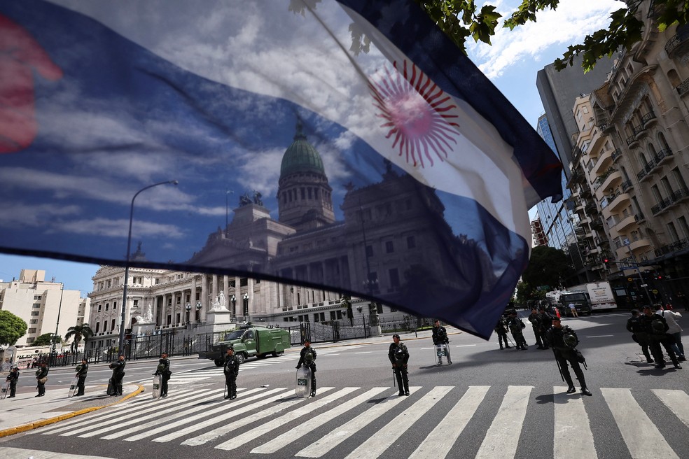 Parlamentares argentinos debatem reforma trabalhista em meio a protestos, em Buenos Aires — Foto: Agustin Marcarian/Reuters