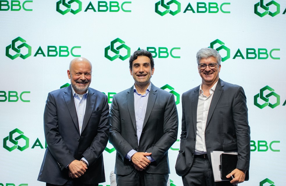Cassio Von Gal, presidente do conselho de administração da ABBC, Gabriel Galípolo, presidente do Banco Central, e Leandri Vilain, CEO da ABBC — Foto: Divulgação/ABBC