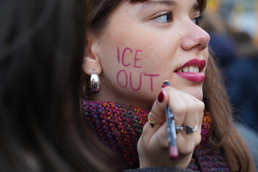Manifestante em protesto anti-ICE em Milão, no dia 31 de janeiro. — Foto: Associated Press/Antonio Calanni