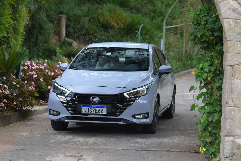 Nissan Versa vendido no Brasil ainda tem design com faróis grandes — Foto: Divulgação