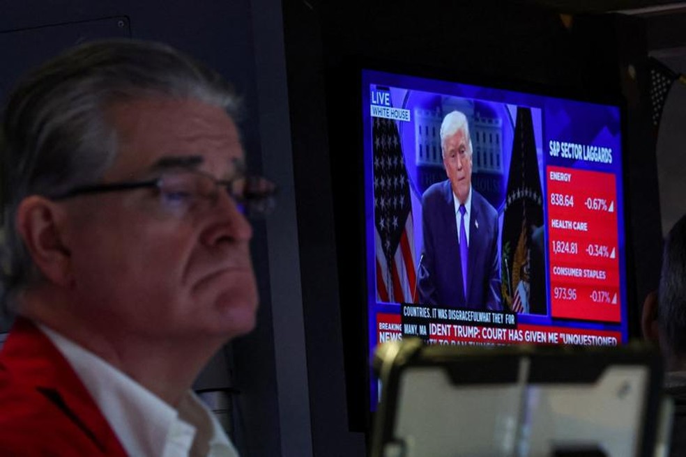 Segundo estimativas, o governo arrecadou cerca de US$ 130 bilhões (£96 bilhões) com as tarifas consideradas ilegais. — Foto: REUTERS/Brendan McDermid