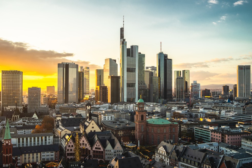 Vista da cidade de Frankfurt coberta de edifícios modernos — Foto: Freepik
