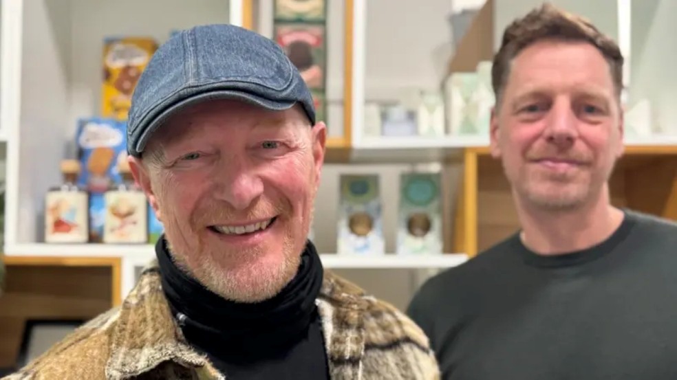 Gavin Arm e Bert de Wit implementaram a semana de quatro dias na empresa em 2019 — Foto: BBC