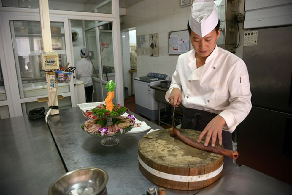 Cadeia especializada em pratos com pênis faz sucesso na China — Foto: Wang Zhao/AFP