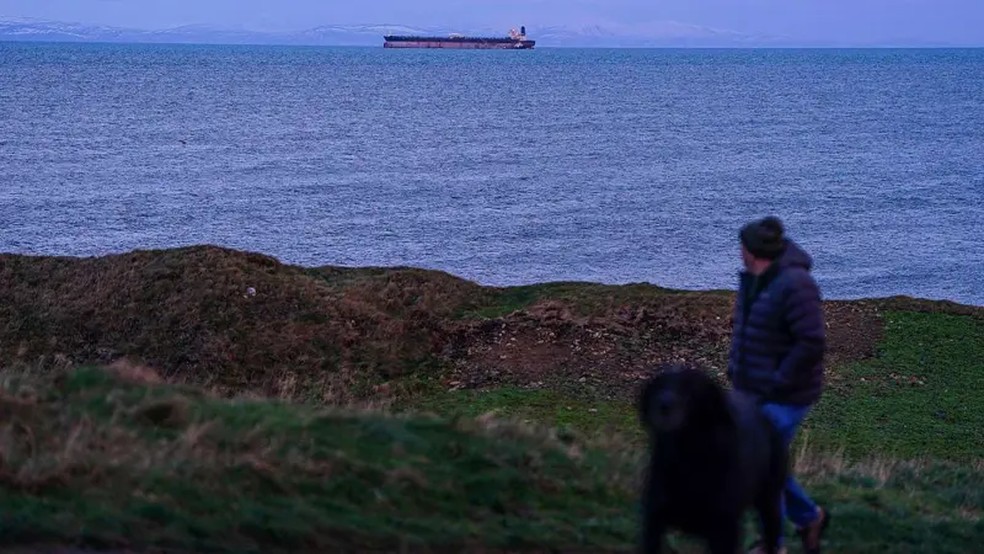 O Marinera, de bandeira russa, observado em janeiro no litoral de Burghead, na Escócia. Os Estados Unidos procuravam o navio por transportar petróleo sancionado da Venezuela e do Irã. — Foto: Getty Images via BBC
