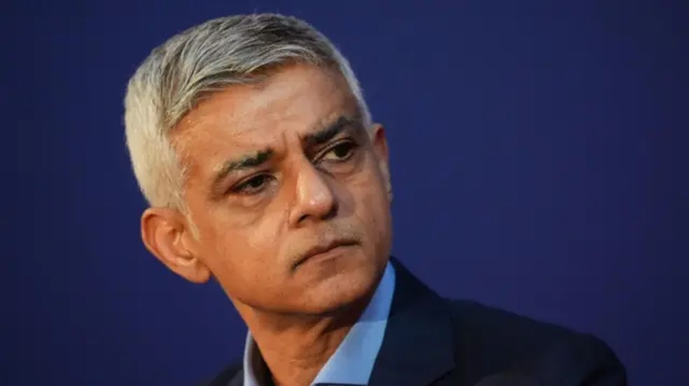 O prefeito de Londres, Sadiq Khan, disse recentemente que quer apoiar polícia no combate às gangues — Foto: BBC