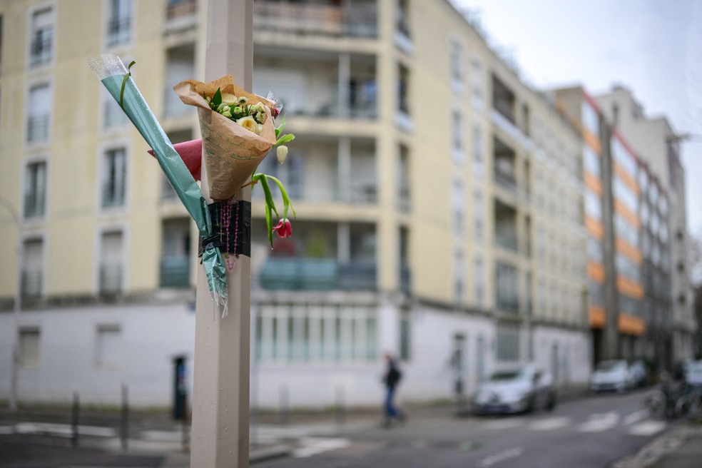 Buquê de flores é colocado em local onde militante de extrema direita Quentin Deranque, 23, morreu em Lyon, na França — Foto: OLIVIER CHASSIGNOLE / AFP
