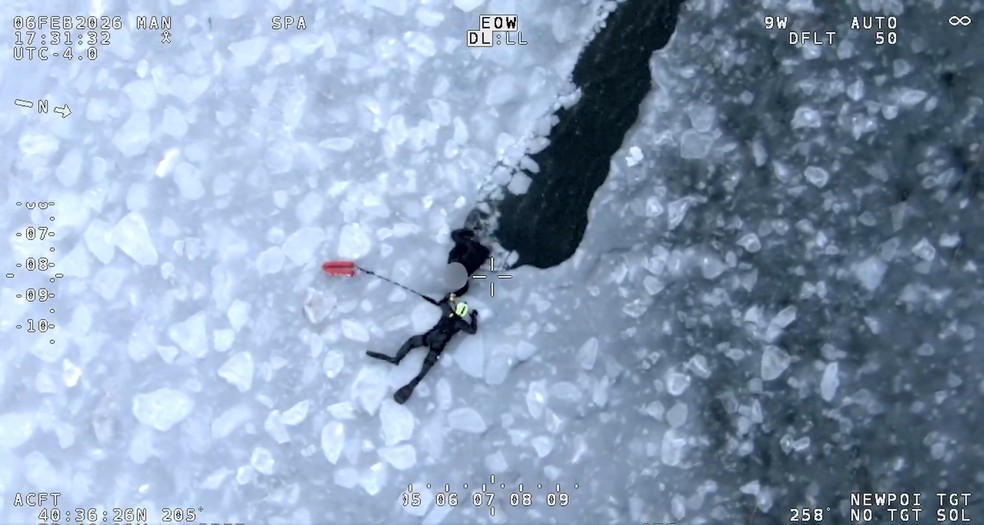 Resgate em águas congeladas em Nova York. — Foto: Reprodução/NYPD