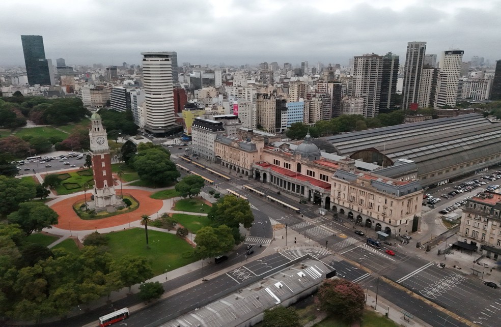 Drone mostra o entorno da estação de trem Retiro, em Buenos Aires, vazia em 19 de fevereiro de 2026, dia de paralisação geral na Argentina em protesto contra o projeto de reforma trabalhista do presidente Javier Milei — Foto: Agustin Marcarian/Reuters