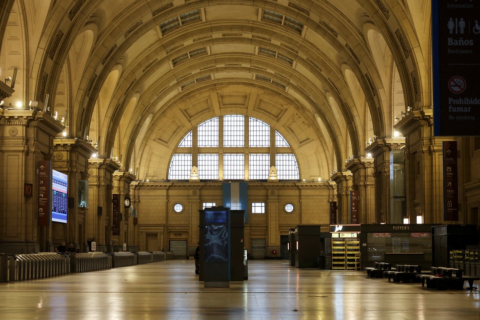 Estação de trem Constitución, em Buenos Aires, vazia em 19 de fevereiro de 2026, dia de paralisação geral na Argentina em protesto contra o projeto de reforma trabalhista do presidente Javier Milei — Foto: Alessia Maccioni/Reuters