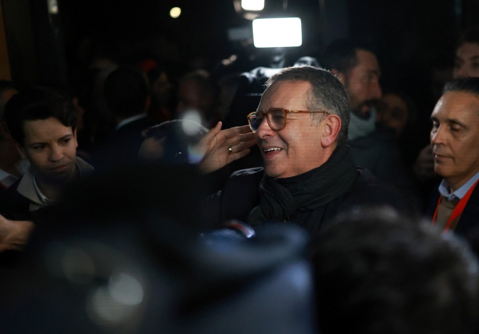 António José Seguro é eleito novo presidente de Portugal. Na imagem, ele chega para acompanhar a apuração do segundo turno, na noite deste domingo (8), em Lisboa — Foto: PATRICIA DE MELO MOREIRA / AFP