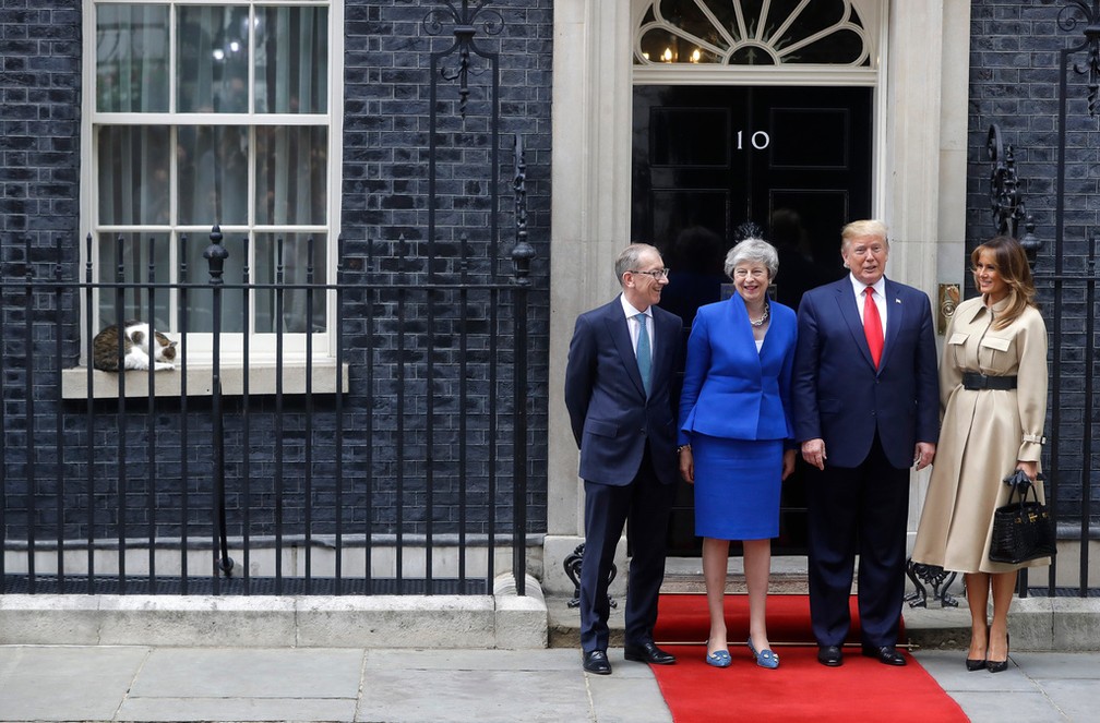 O primeiro-ministro da Grã-Bretanha, Theresa May, e seu marido, Philip, cumprimentam o presidente Donald Trump e a primeira-dama Melania do lado de fora do número 10 da Downing Street, no centro de Londres, na terça-feira, 4 de junho de 2019. — Foto: AP/Kirsty Wigglesworth/Arquivo