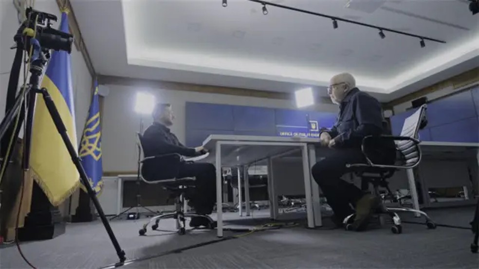 O complexo governamental em Kiev é fortemente protegido. — Foto: Fred Scott/BBC