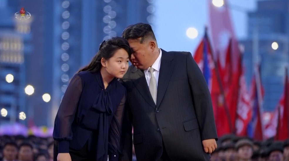 Kim Ju-ae e Kim Jong-un na Coreia do Norte — Foto: KCNA via Reuters