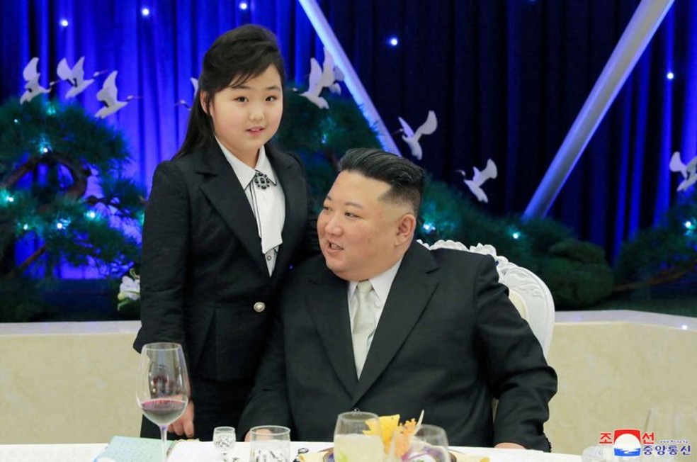 Kim Ju Ae apareceu pela primeira vez em público em 2022 – nesta foto, ela e seu pai estão em um banquete pelo 75º aniversário do Exército do Povo Coreano, em fevereiro de 2023 — Foto: Reuters