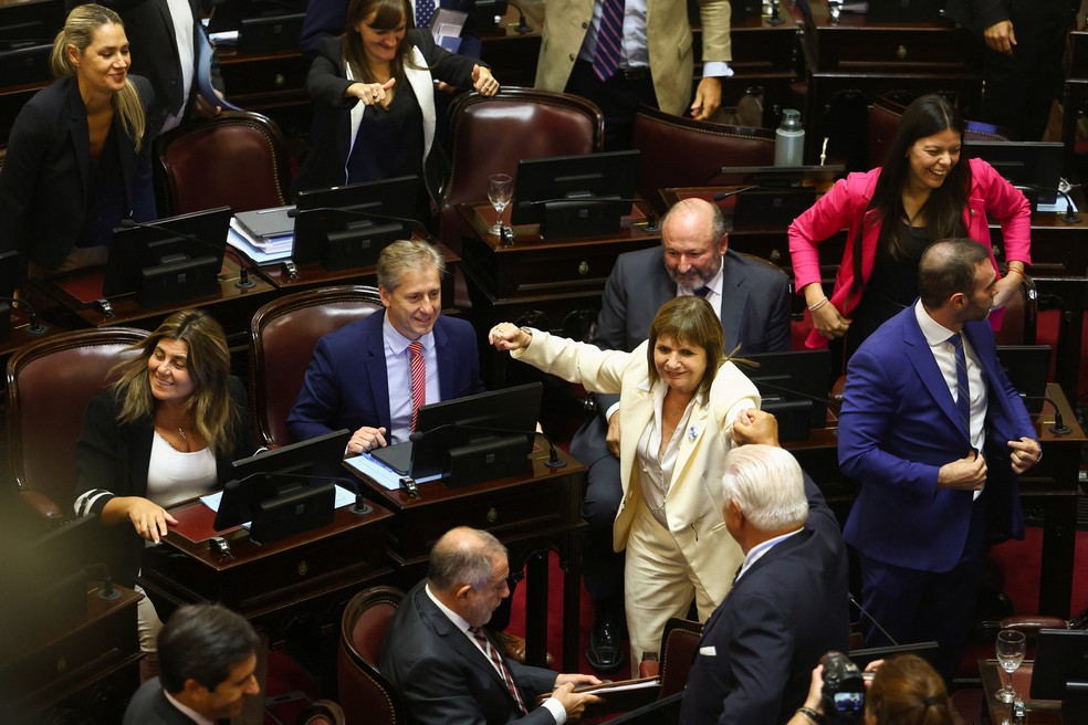 Senadores comemoram a aprovação da reforma trabalhista na Argentina — Foto: Matias Baglietto/Reuters