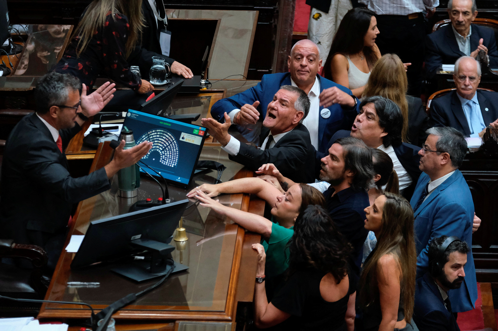 Parlamentares da oposição discutem com o presidente da Câmara dos Deputados da Argentina — Foto: REUTERS/Alessia Maccioni