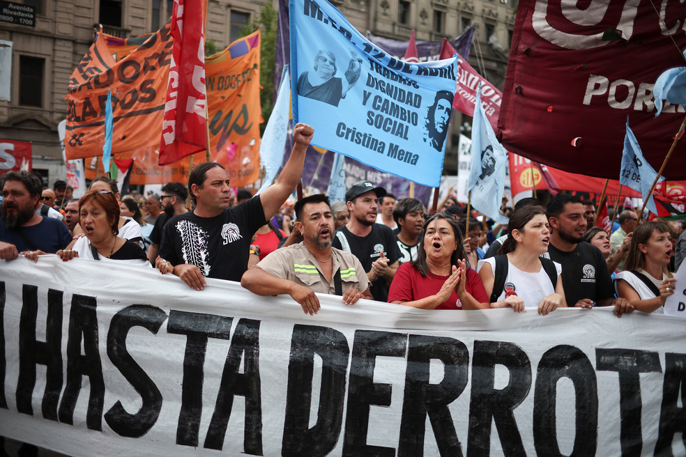 Manifestantes participam de um protesto em frente ao Congresso Nacional da Argentina no dia em que legisladores discutem as reformas trabalhistas propostas pelo governo libertário do presidente Javier Milei — Foto: REUTERS/Agustin Marcarian